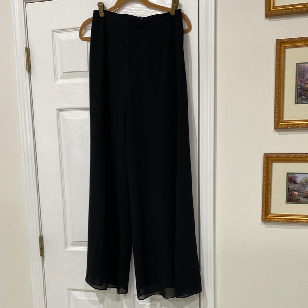 Elegant Black Plazzo Women's Pants
Wide bottoms